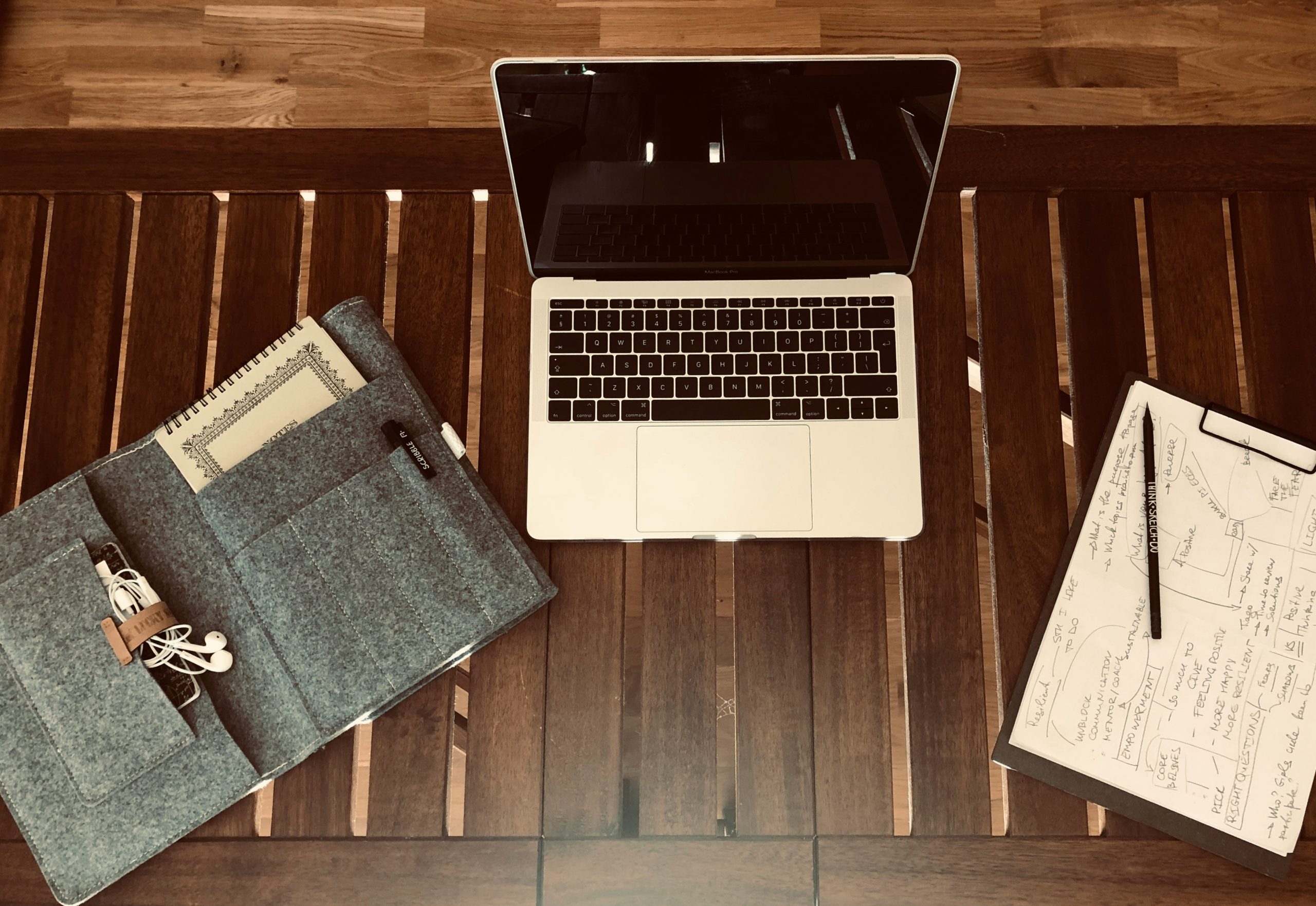 Laptop, mellette tokkal és jegyzettel