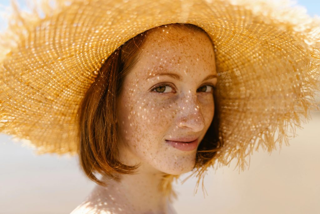 koreai-fenyvedo-biztonsagos-3 | Marie Claire Vörös hajú nő a strandon, szalmakalapban