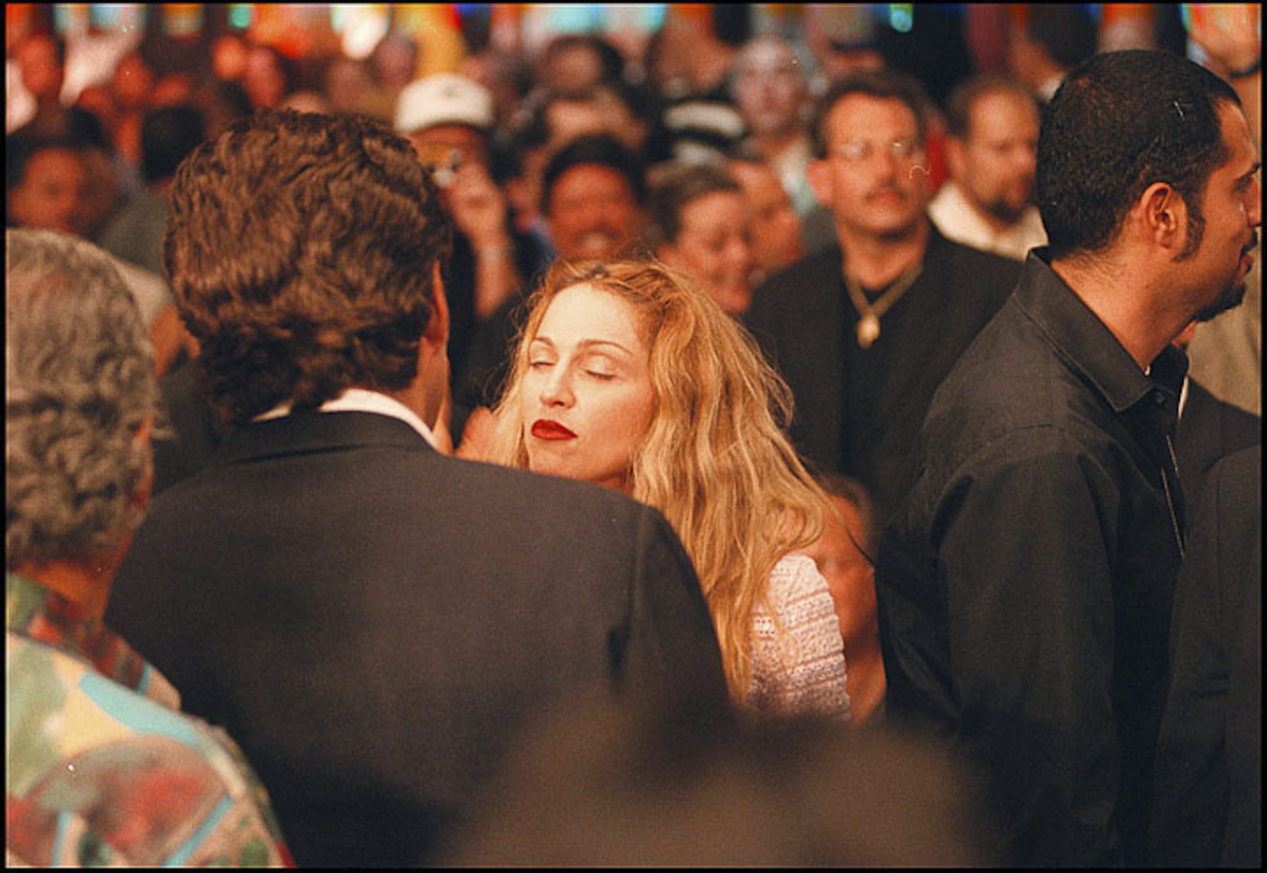 John F. Kennedy Jr. és Madonna beszélgetnek 1997-ben a WBA nehézsúlyú bajnoki címmérkőzésen Nevadában