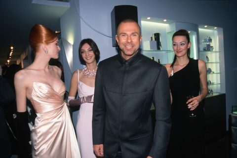 Thierry Mugler modellek társaságában egy divathét utáni partin a Les Bains Douches-ban, az 1990-es években, Párizsban.