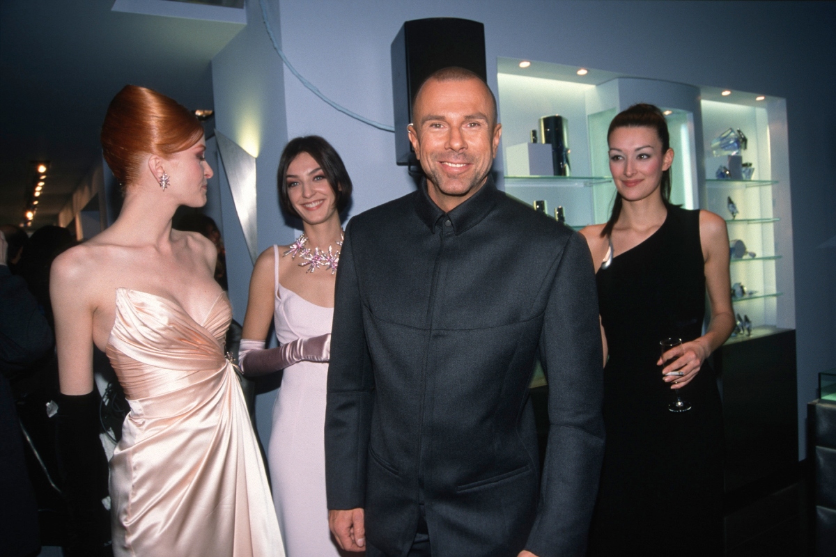Thierry Mugler modellek társaságában egy divathét utáni partin a Les Bains Douches-ban, az 1990-es években, Párizsban.