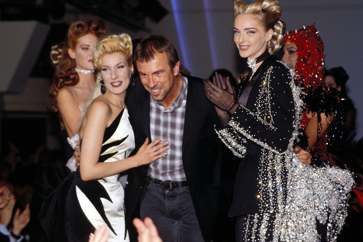 thierry-mugler-divattervezo-divattortenelem-portre | Marie Claire Thierry Mugler 1992/1993-as őszi-téli haute couture bemutatója Párizsban, 1992 júliusában.