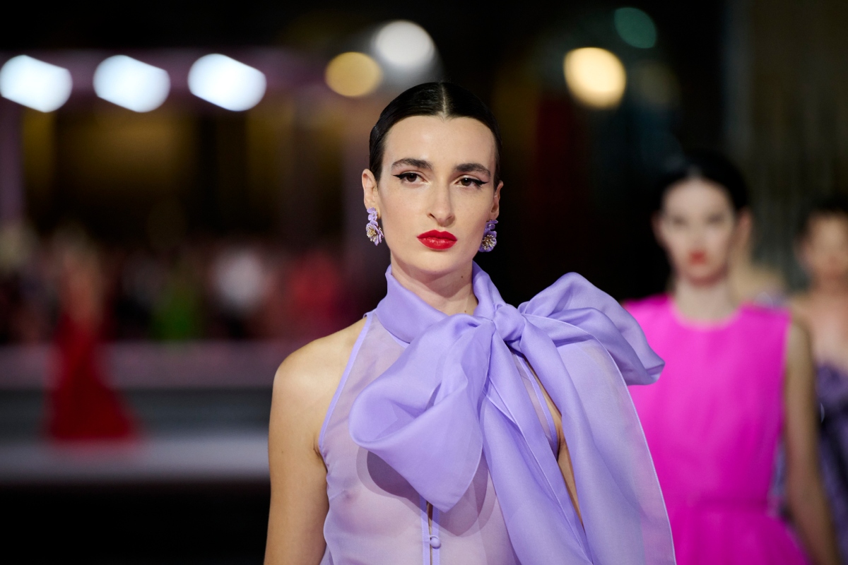 Carolina Herrera 2026. tavasz–nyár bemutató modellje piros ajakkal