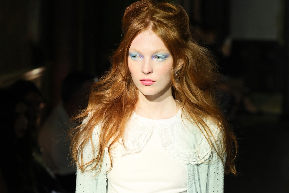 2026-nyar-sminktrend-kontrasztos | Marie Claire Anna Sui 2026. tavasz–nyár bemutató modellje kék szemfestéssel