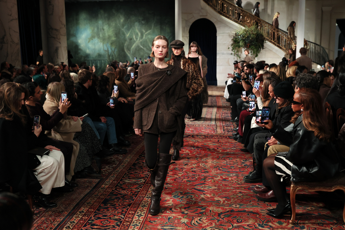 Ralph Lauren 2026. ősz–tél bemutatón vonuló modellek