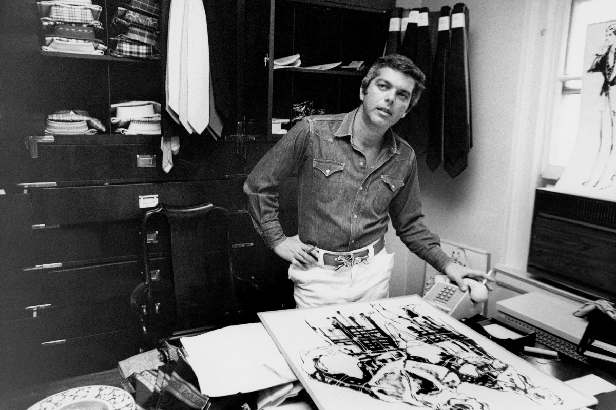 Ralph Lauren a tervezőasztalánál, 1971.