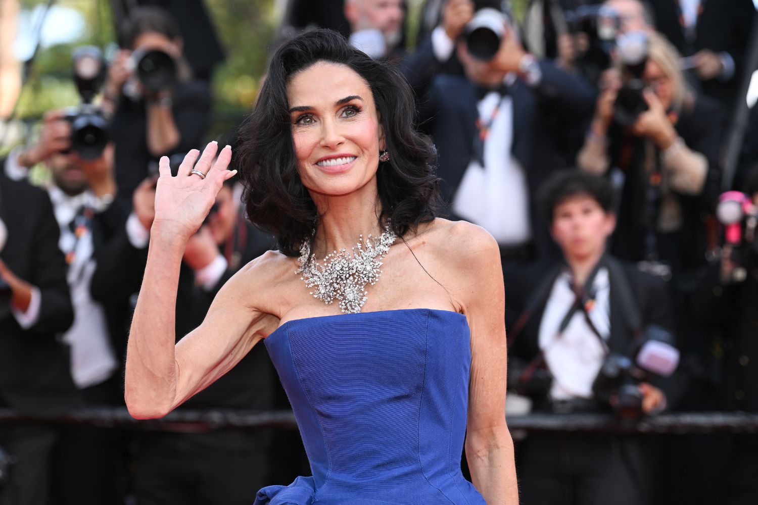 Demi Moore extrém soványan jelent meg a 2026-os cannes-i filmfesztiválon kék estélyiben, hatalmas nyaklánccal