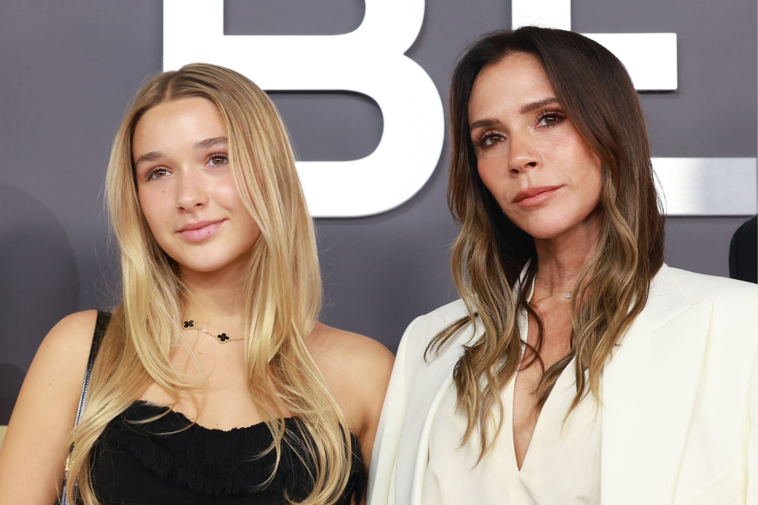 Harper Beckham és Victoria Beckham a Victoria Beckham Netflix-sorozat bemutatóján