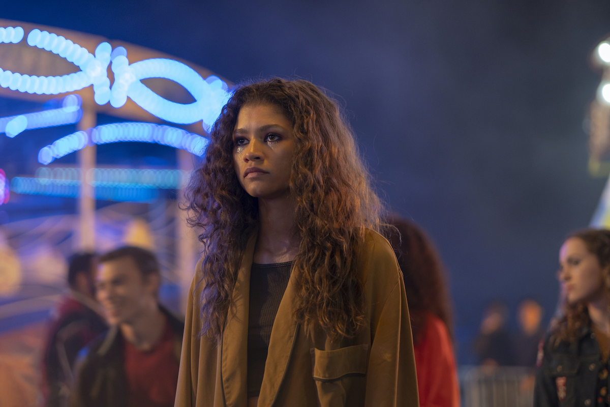 Zendaya zöld kabátban és csillámos sminkben az Eufória jelenetében