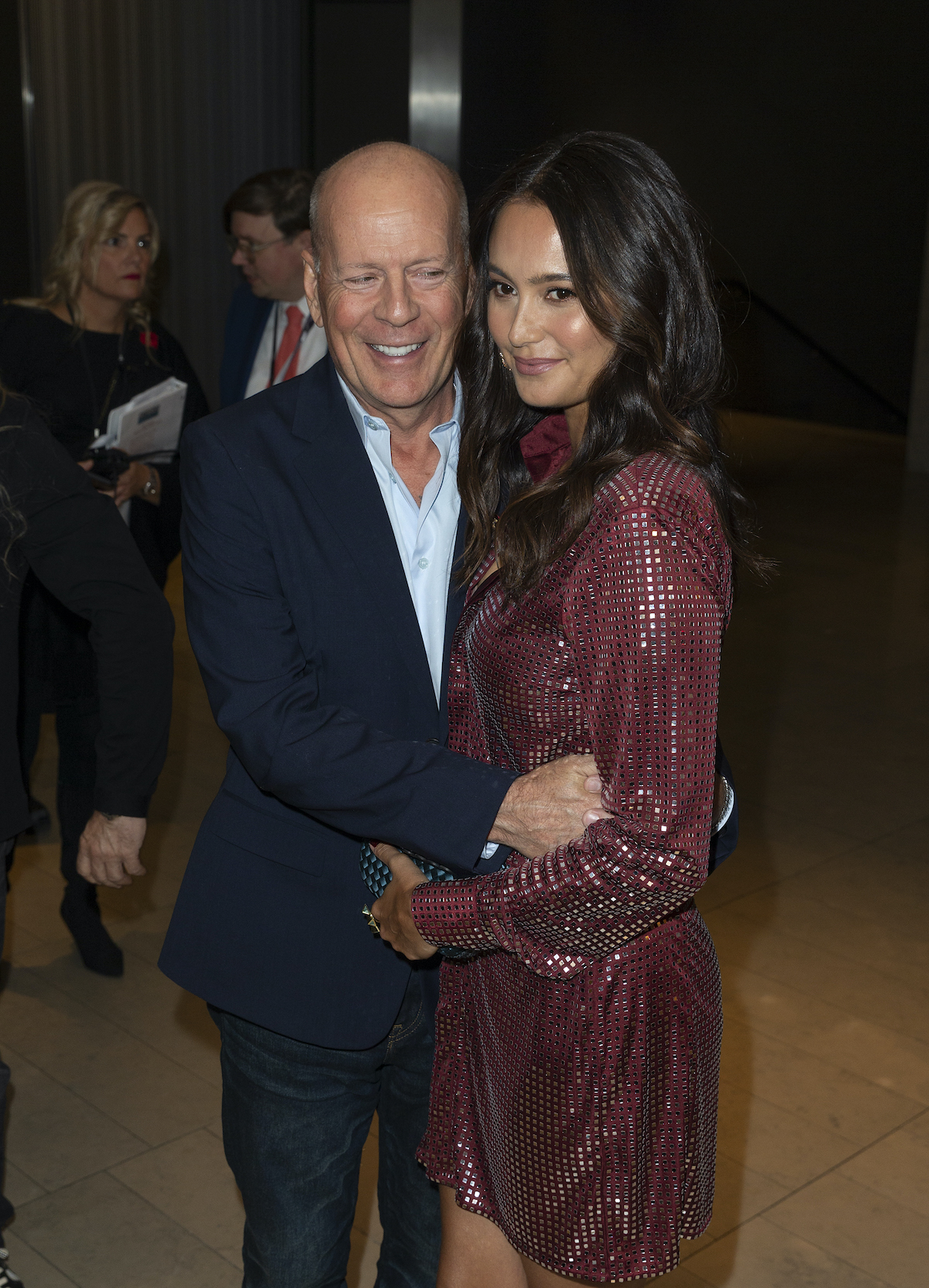 bruce-willis-lanyai-betegseg | Marie Claire Bruce Willis kék öltönyben és Emma Heming Willis bordó estélyi ruhában 2019-ben, átölelik egymást