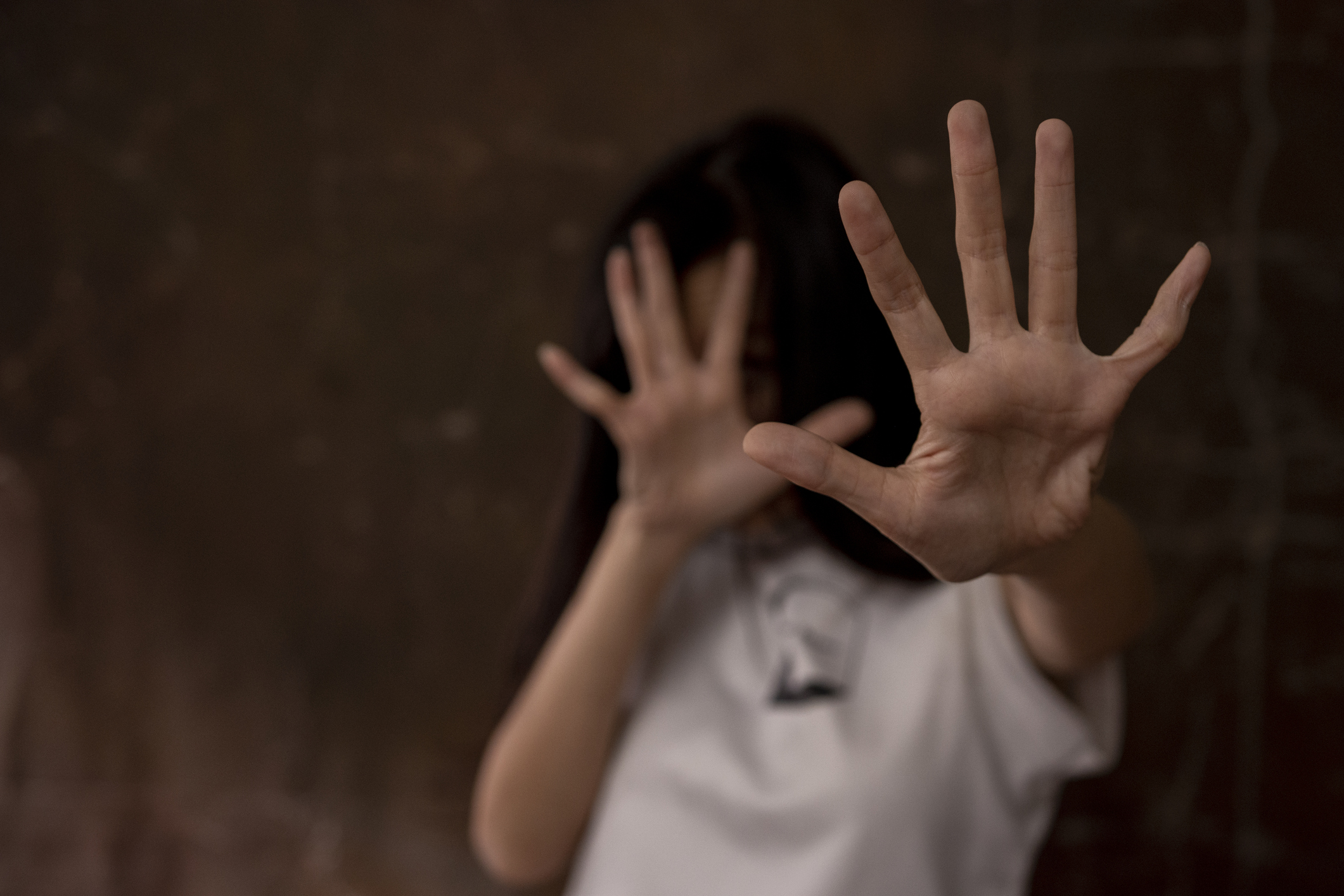 mikroagresszio | Marie Claire homályos képen nő arca elé tartja a kezeit védekezően