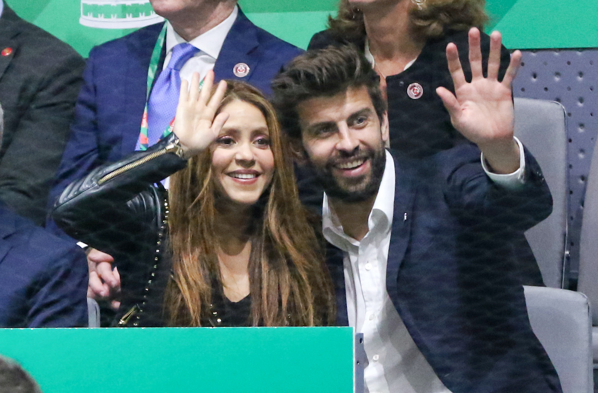 shakira-uj-szerelem-manuel-garcia-rulfo | Marie Claire Shakira és Gerard Pique 2019-ben, zöld pult előtt integetnek