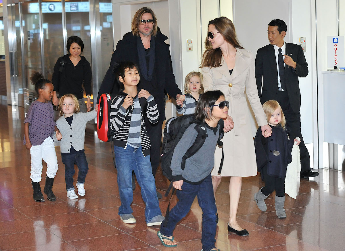 A Pitt-Jolie család 2011-ben Japánban, a tokiói reptéren