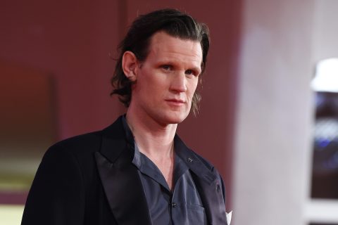 Matt Smith hosszabb hajjal, öltönyben