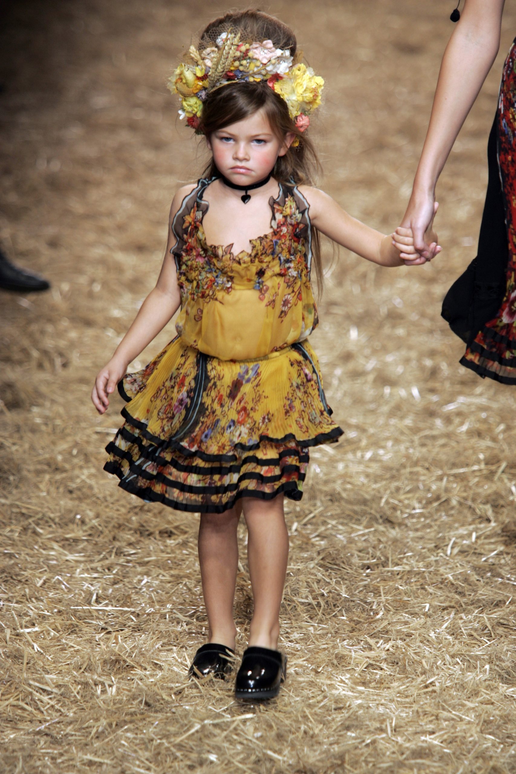 Thylane Blondeau kislányként a kifutón kisminkelve, mustárszín ruhában
