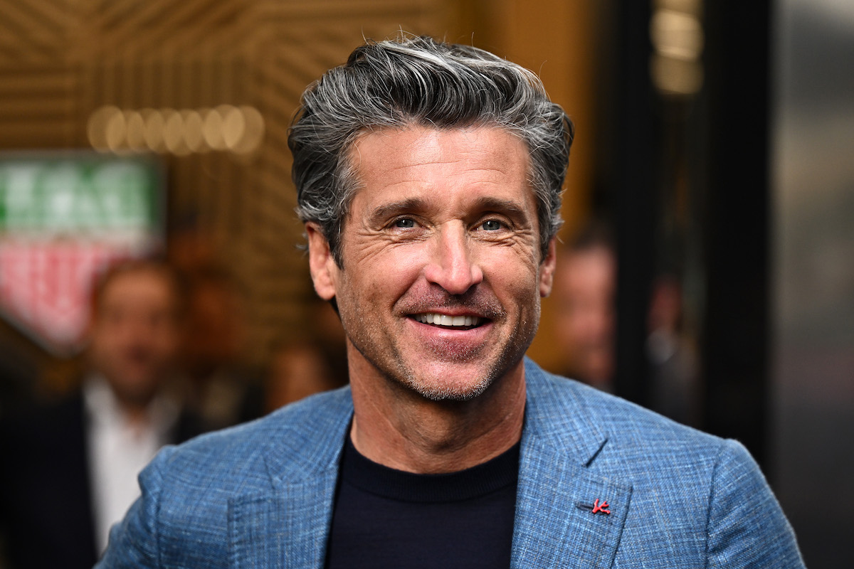 Patrick Dempsey portré – kék öltönyben, fekete pólóban