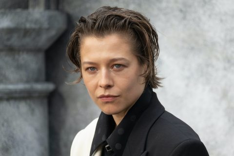 Emma D'Arcy feket fehér felsőben, barna rövid hajjal egy premieren