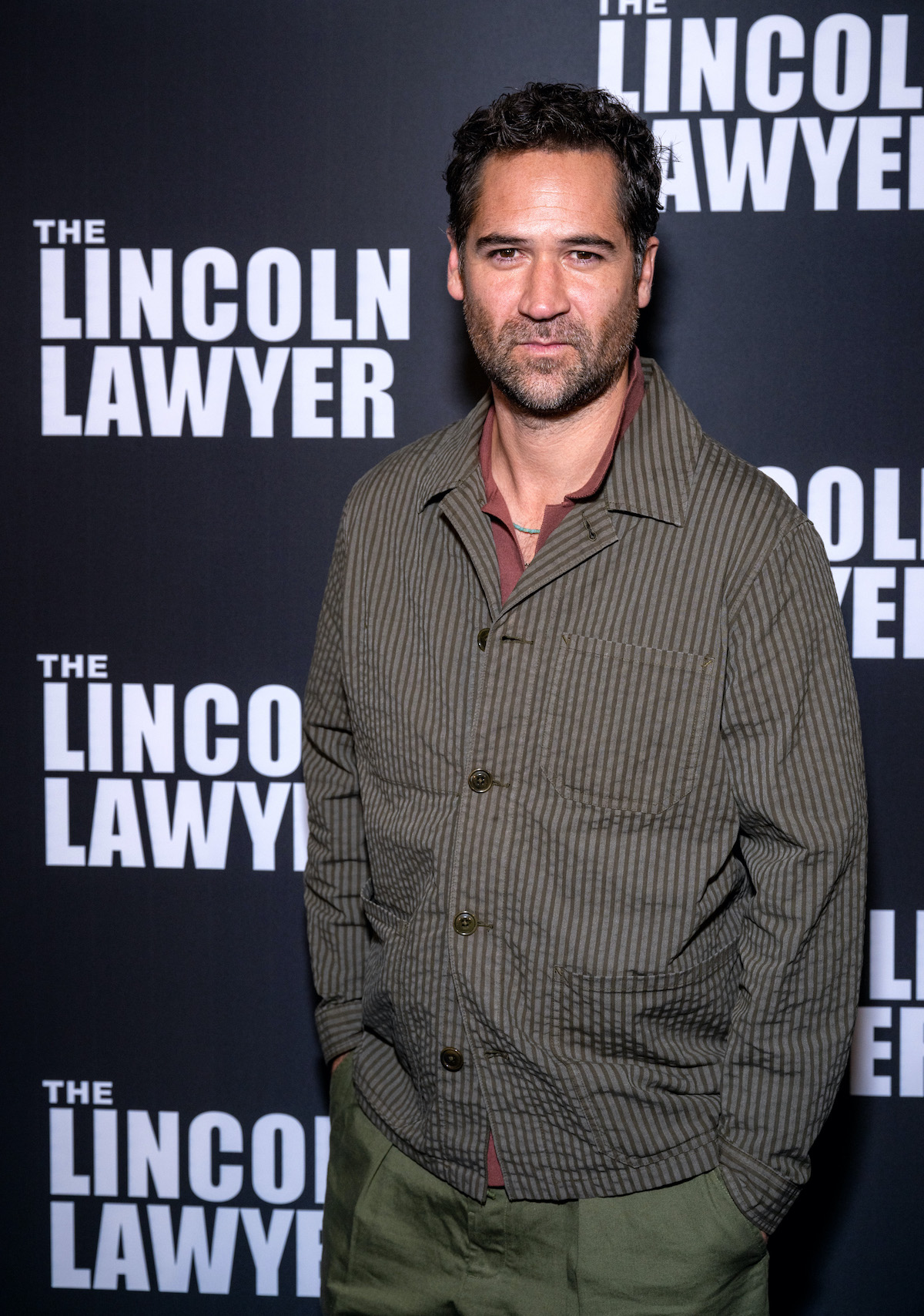 shakira-uj-szerelem-manuel-garcia-rulfo | Marie Claire Manuel Garcia-Rulfo csíkos ingben The Lincoln Lawyer felirat előtt