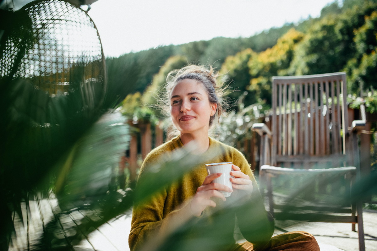nyari-napfordulo-2026-3-csillagjegy | Marie Claire zöld növények között mosolygó fiatal nő