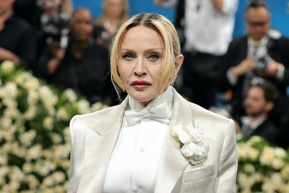 Madonna a 2025-ös Met gálán fehér kosztümben