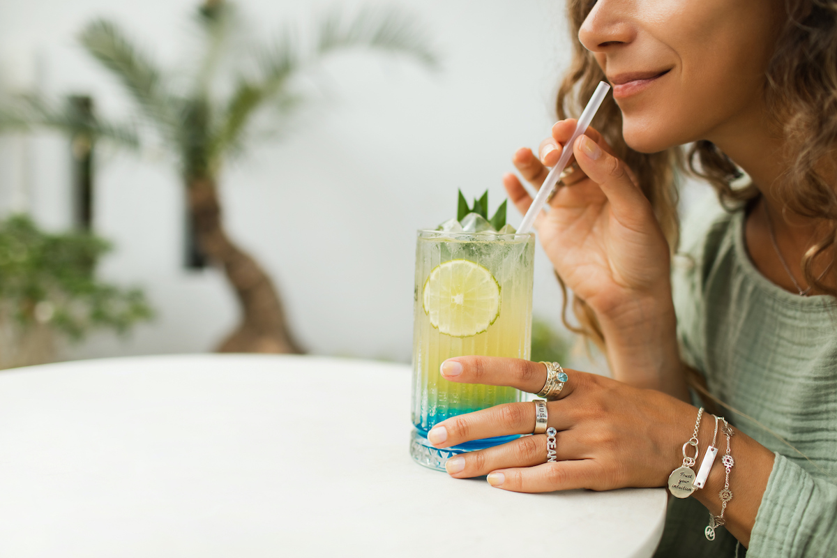 részlet: fiatal nő limonádét fogyaszt