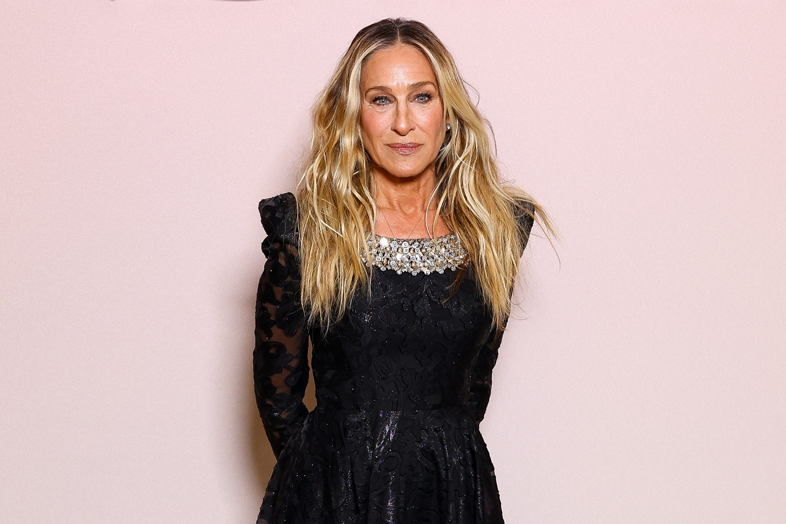 Sarah Jessica Parker rózsaszín háttér előtt