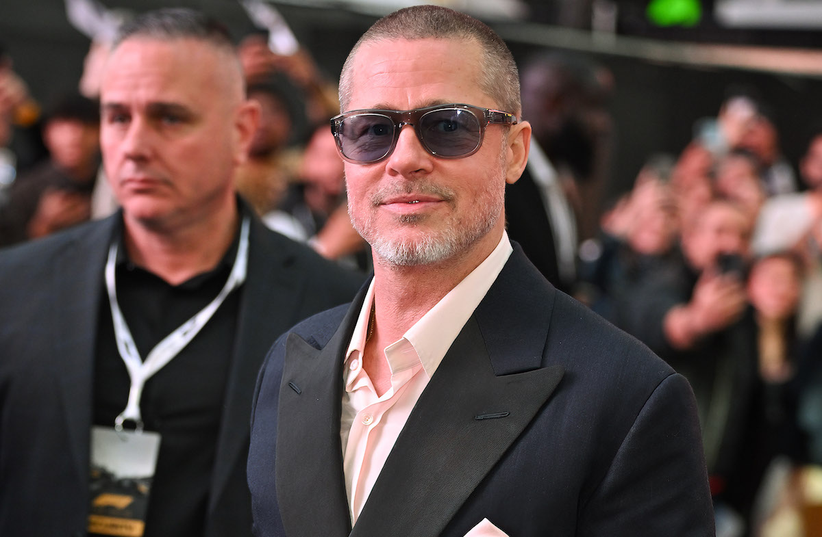 Brad Pitt fekete zakóban és napszemüvegben