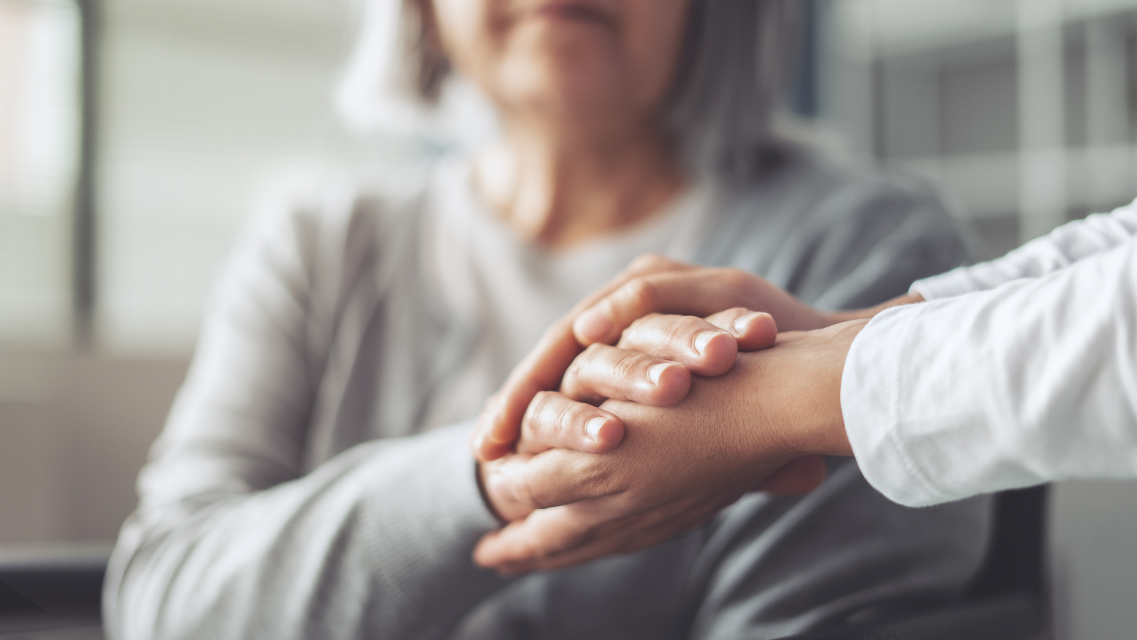 alzheimer-kor-tunet-45-evesen | Marie Claire női kezek összeérnek, szürke felső alak a háttérben