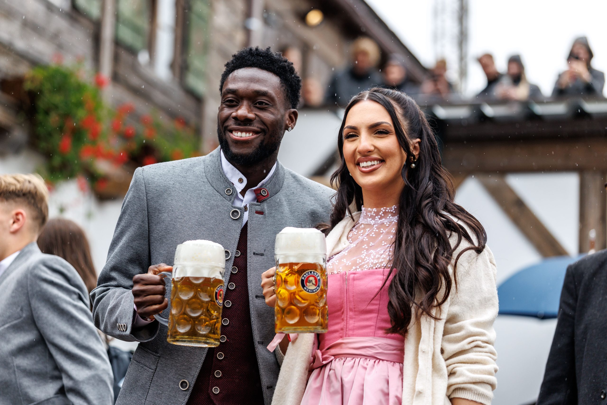 foci-vb-2026-focistafelesegek | Marie Claire Sheyenne Jen és Alphonso Davies