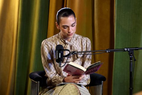 Dua Lipa könyvet olvas egy rendezvényen