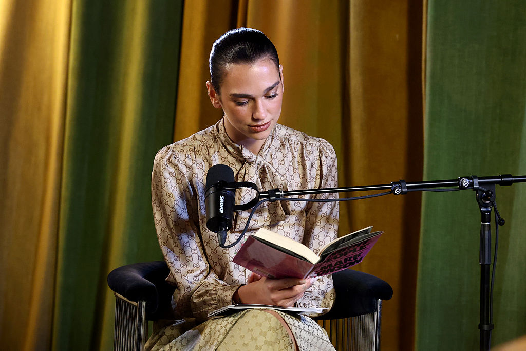 Dua Lipa könyvet olvas egy rendezvényen