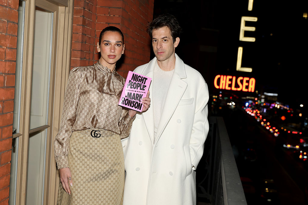 Dua Lipa és Mark Ronson egy Service95 könyvklub eseményen.