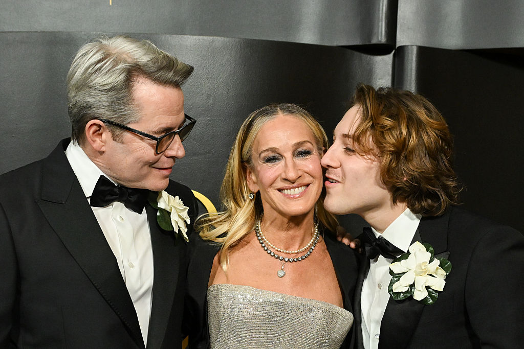 Matthew Broderick, Sarah Jessica Parker és James Wilkie Broderick, aki anyukája arcára puszit ad