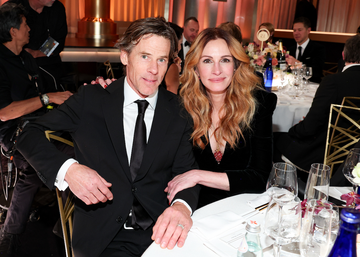 Daniel Moder és Julia Roberts a 2026-os Golden Globe-on asztalnál ülve. Roberts férjébe karol