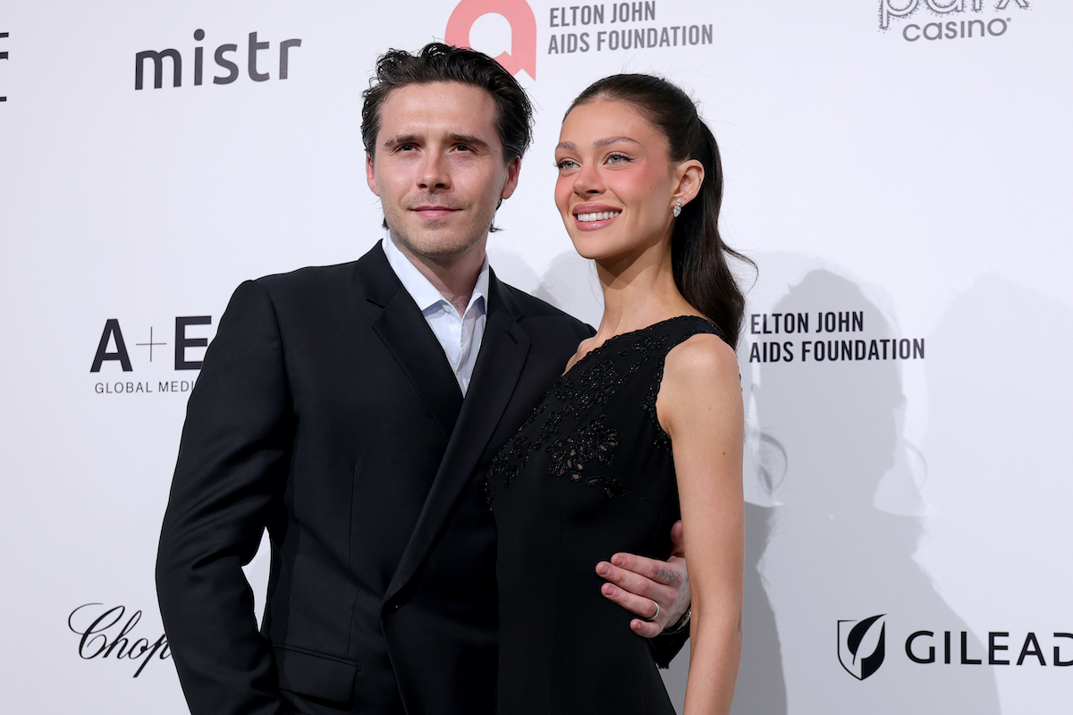 Brooklyn Peltz Beckham és Nicola Peltz Beckham egy eseményen fotózkodnak
