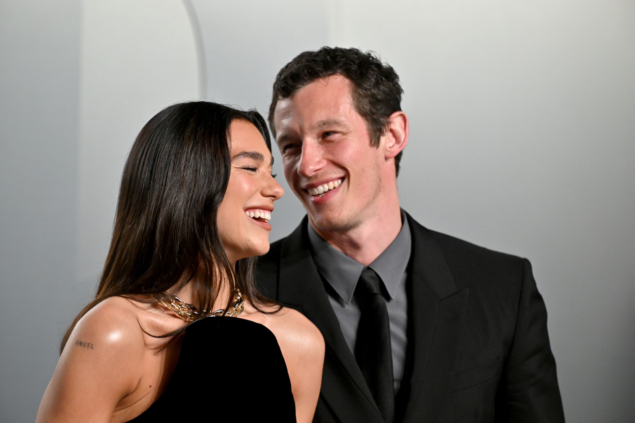 Dua Lipa és Callum Turner