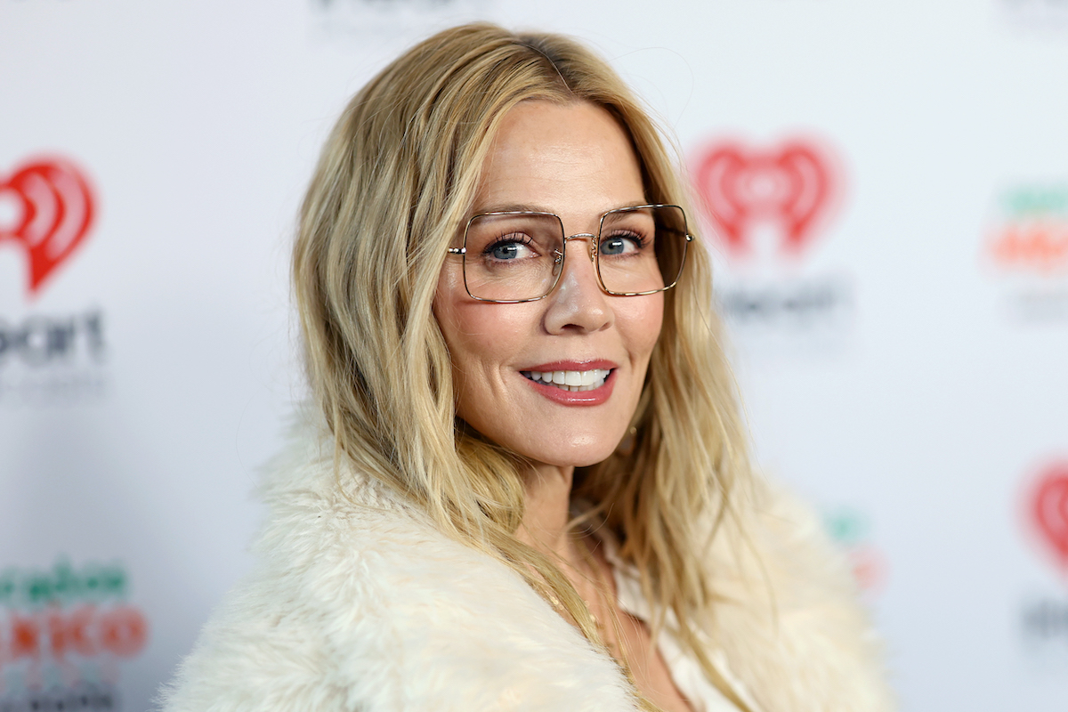Jennie Garth szemüvegben és fehér kabátban