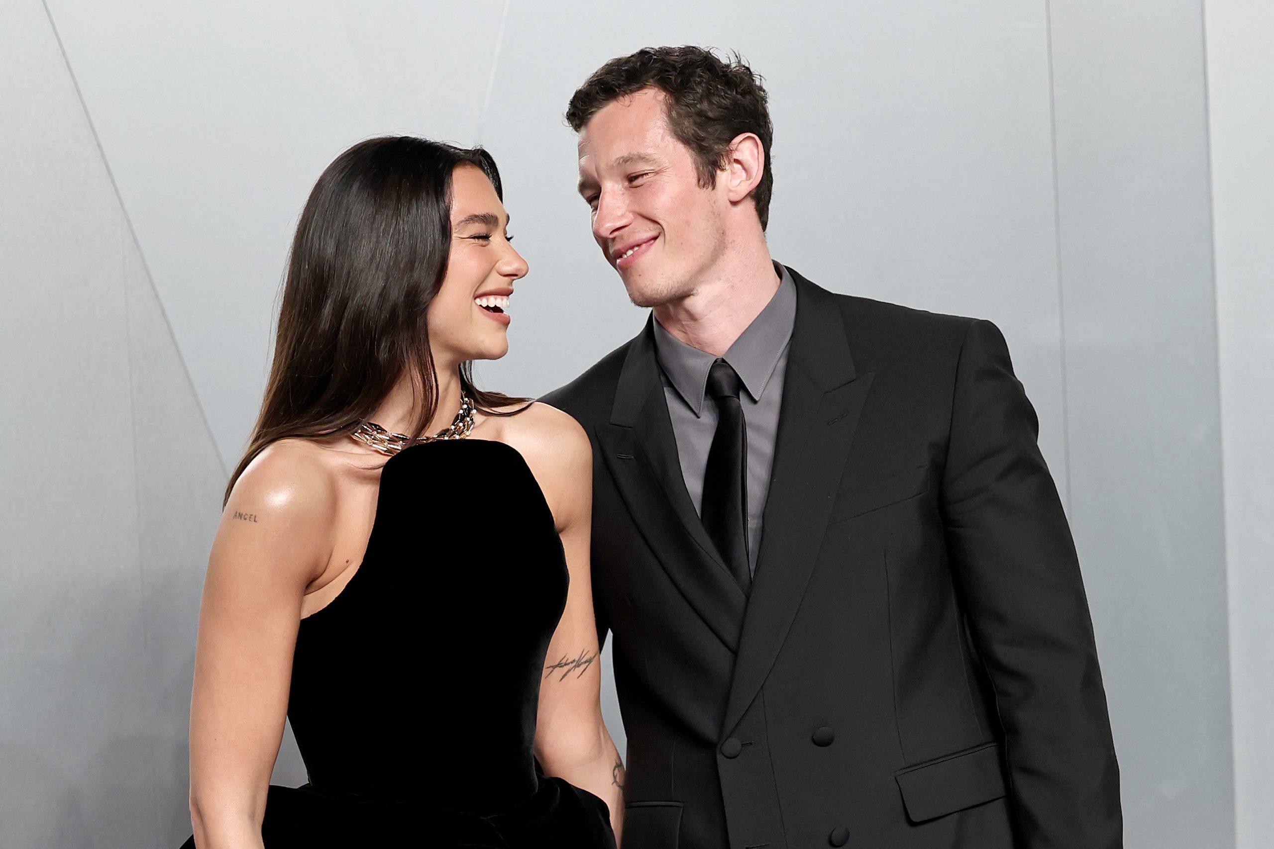 Dua Lipa és Callum Turner