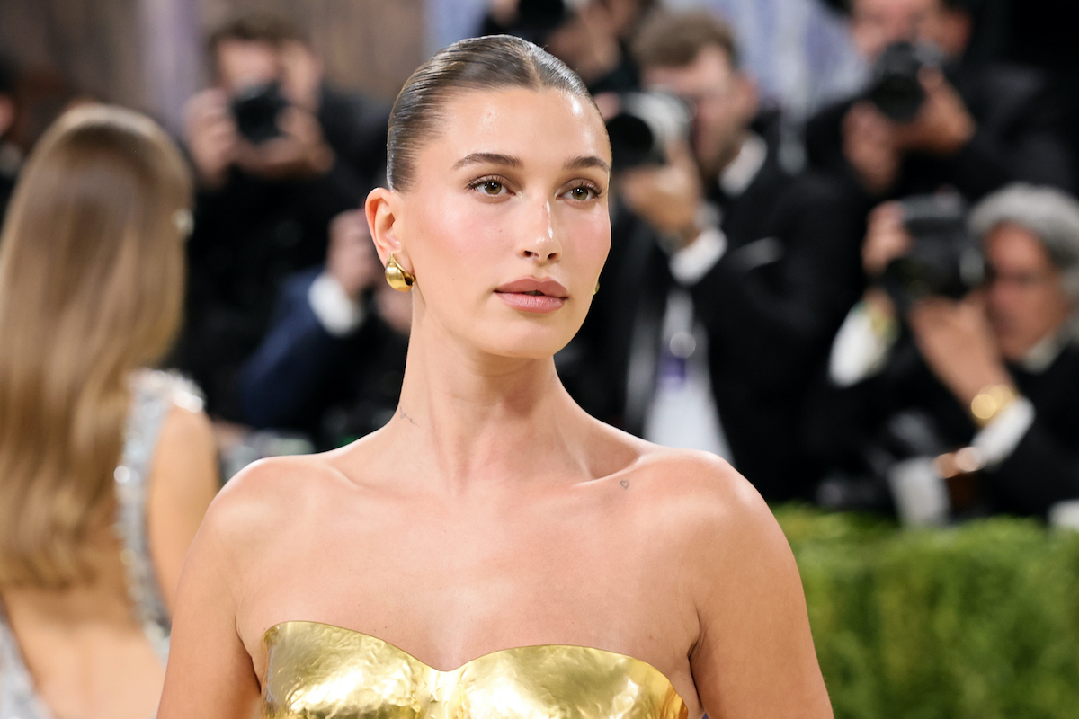 Hailey Bieber arany felsőben