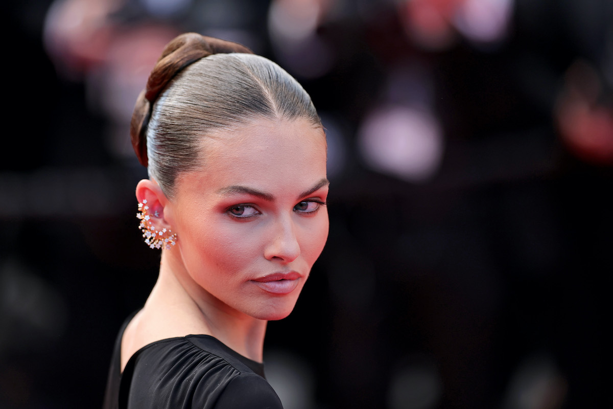 Thylane Blondeau portré, fekete felsőben hátranéz