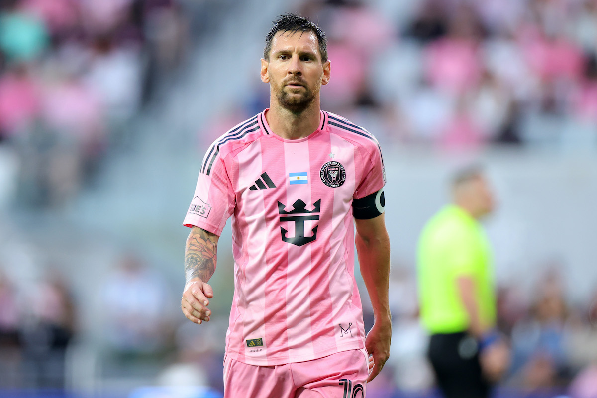 Lionel Messi rózsaszín mezben a pályán