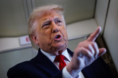 Donald Trump feltartott mutatóujjal magyaráz