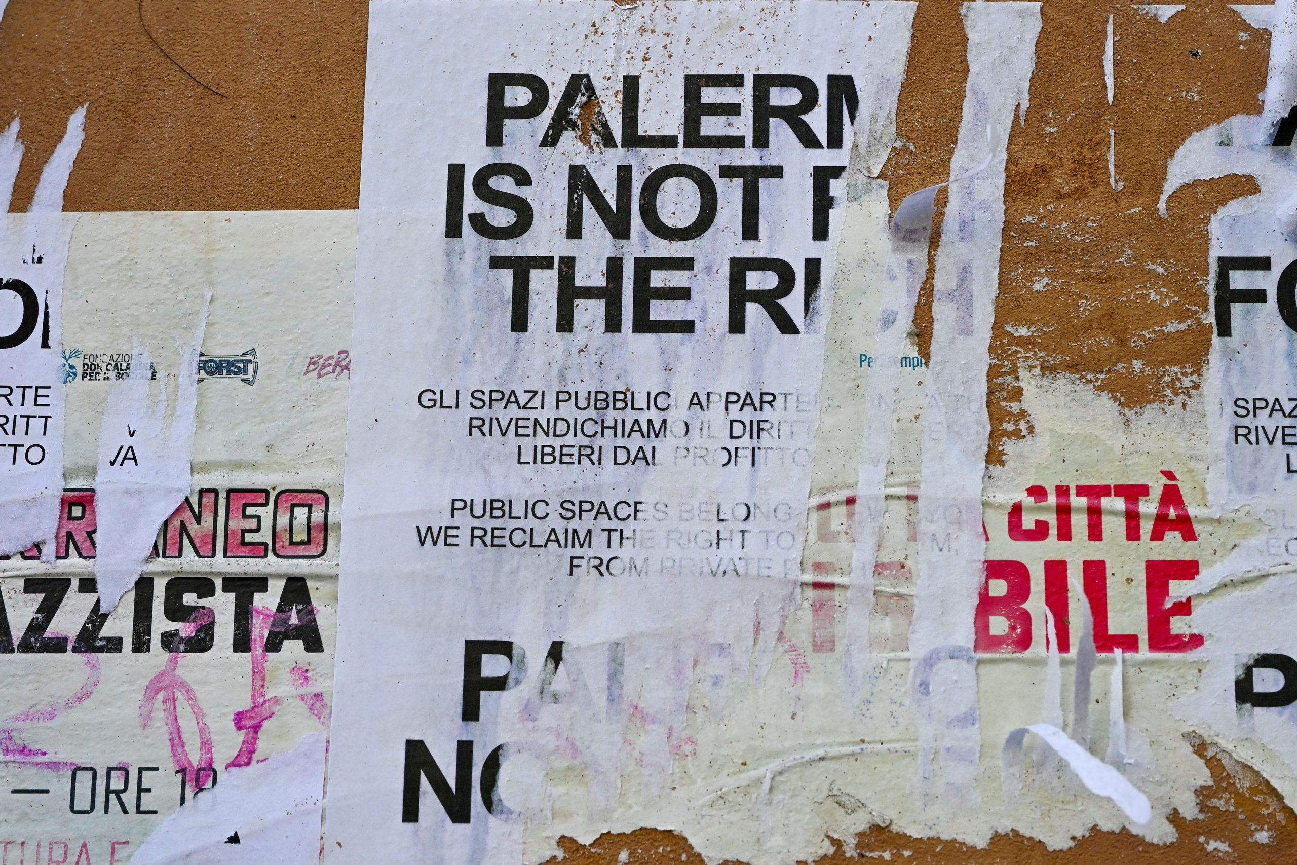 Tiltakozó plakátok jelentek meg Palermo több pontján Dua Lipa és Callum Turner esküvője miatt. A helyiek szerint a többnapos ünnepség túlságosan megnehezíti a város mindennapi életét.