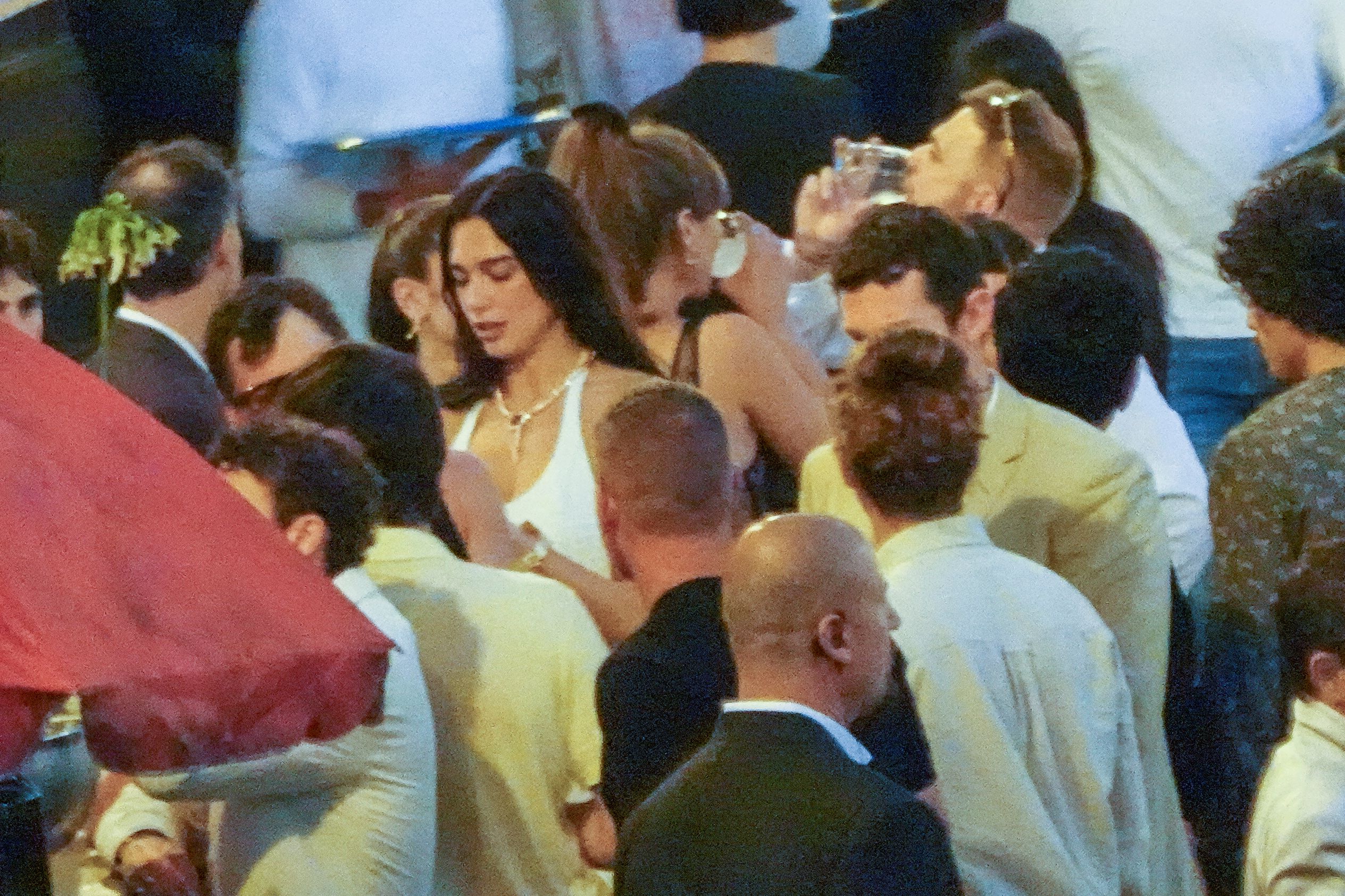 Dua Lipa és Callum Turner a palermói Piazza Croce dei Vesprin 2026. június 5-én, néhány órával a többnapos esküvői ünnepség kezdete előtt.