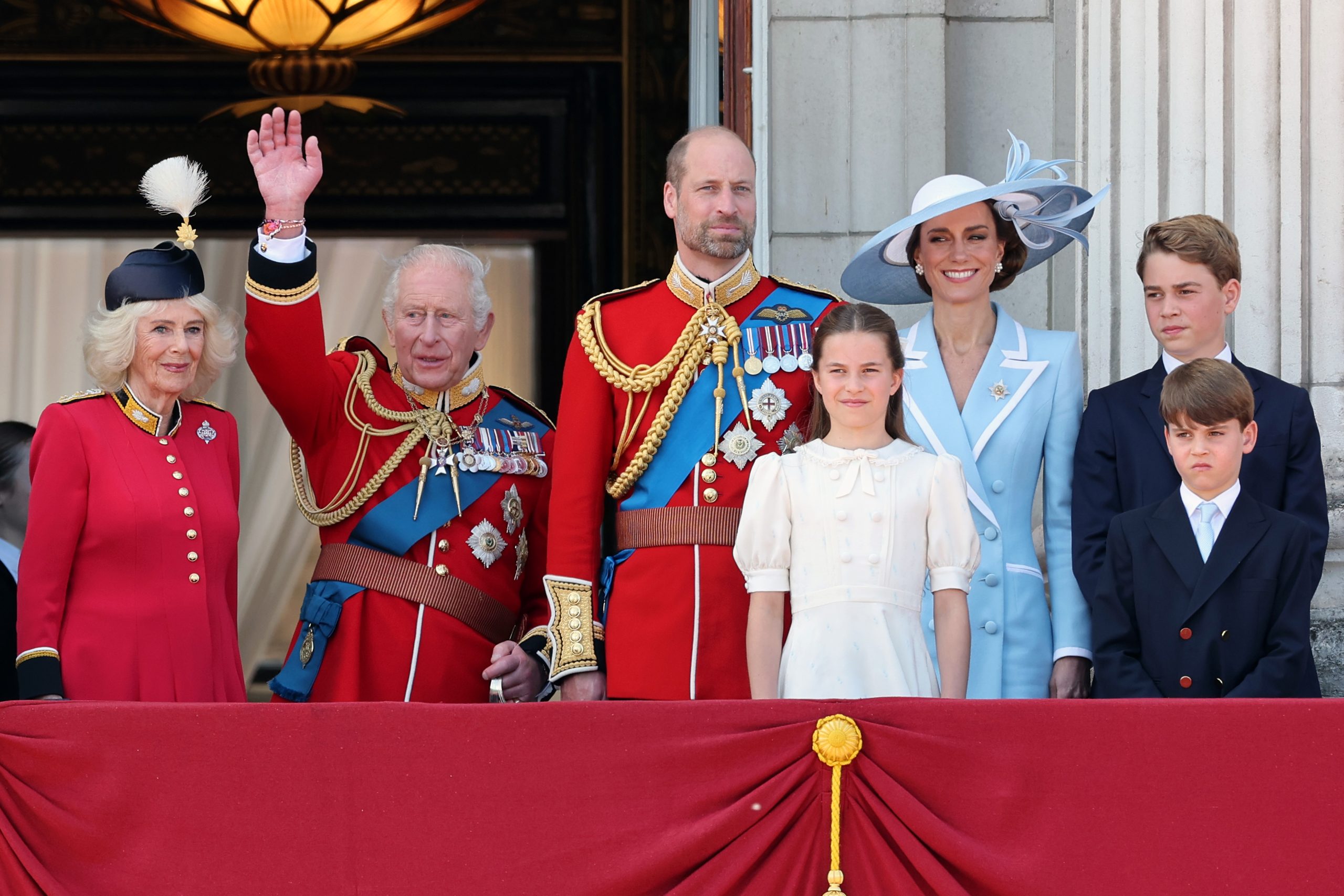 Kamilla királyné, III. Károly király, Vilmos walesi herceg, Sarolta, Katalin, Görgy és Lajos walesi herceg a Trooping the Colour ünnepségen a Buckingham-palota erkélyéről nézik a Brit Királyi Légierő repülőgép-parádéját