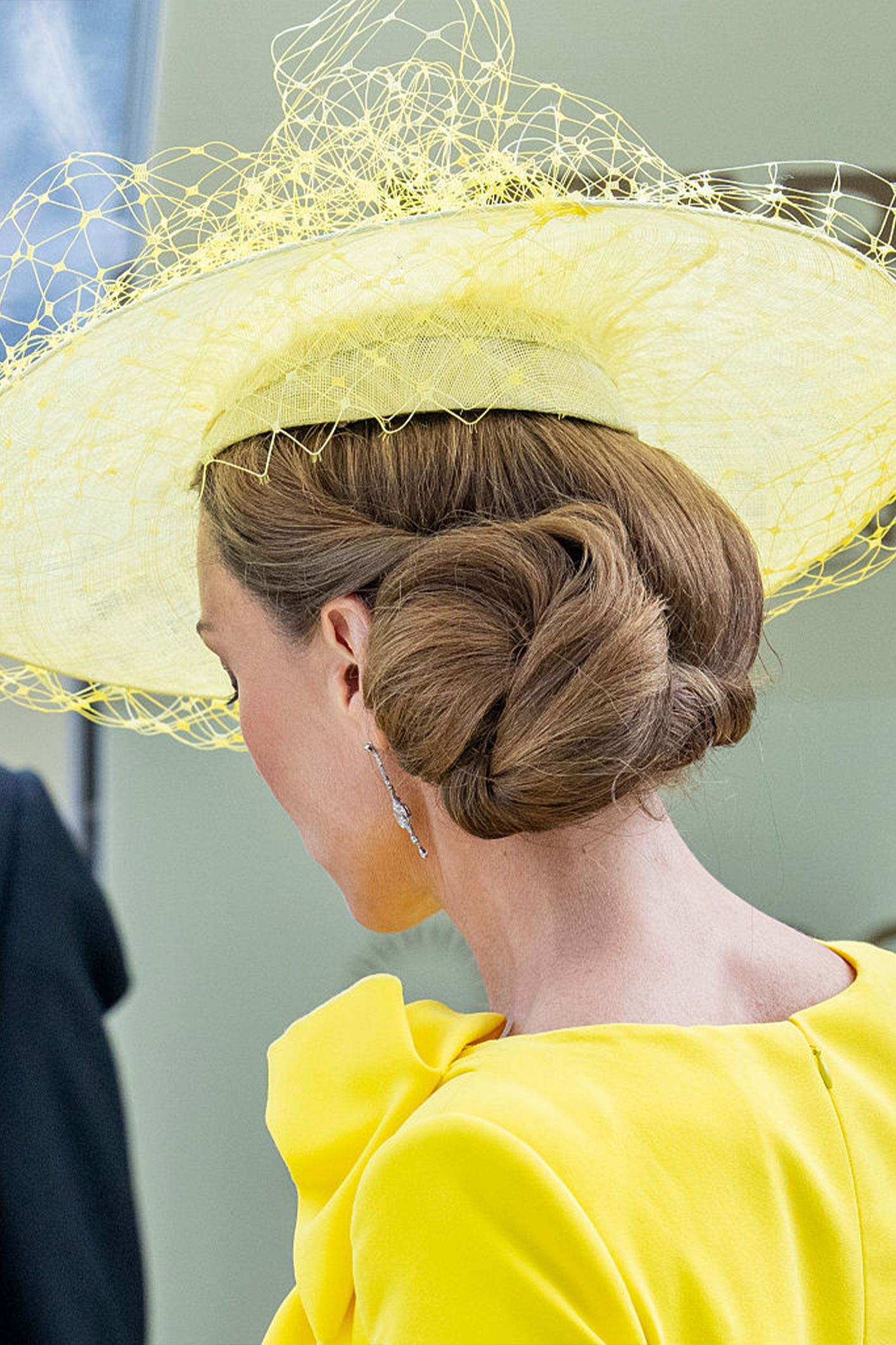 Katalin hercegné Royal Ascotban hátulról, sárga kalappal és konttyal