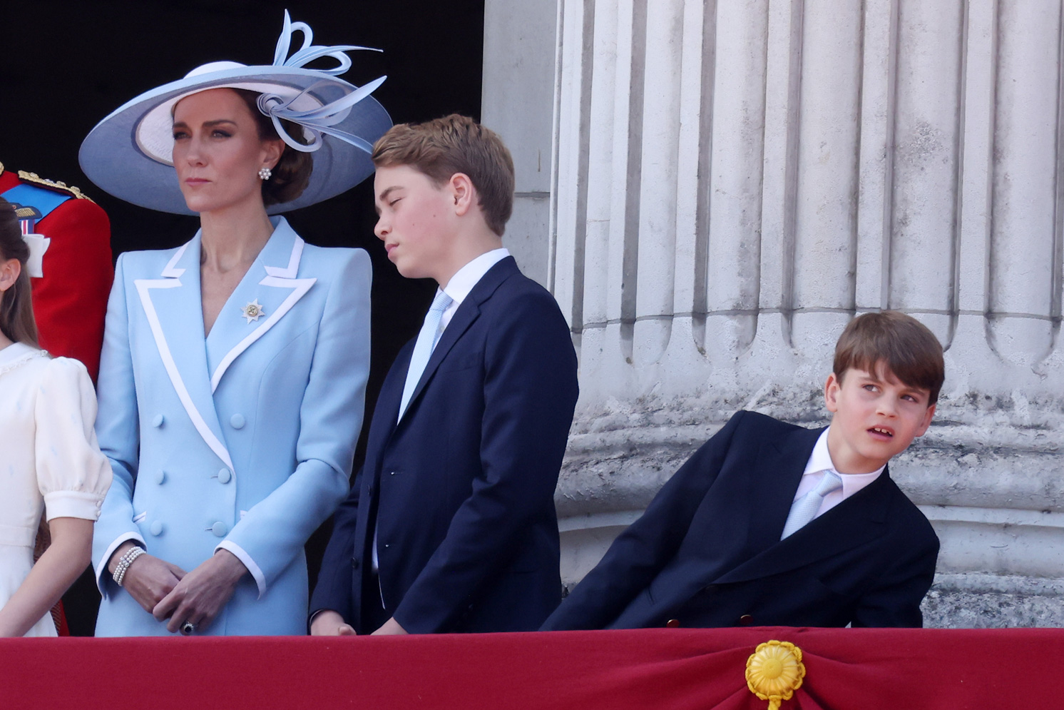 Katalin hercegné Görgy herceggel beszélget, miközben Lajos oldalt figyeli a légi pardádét