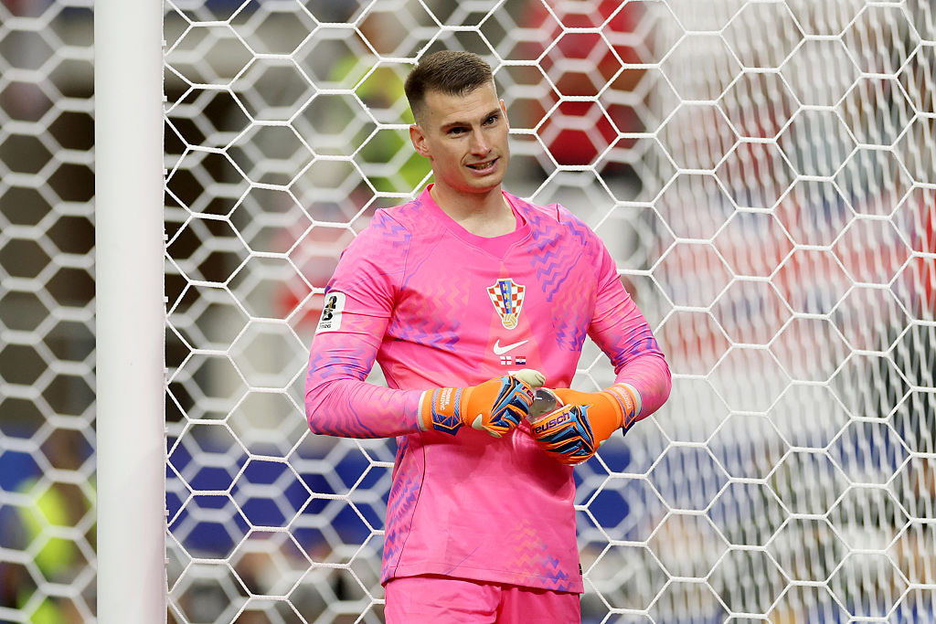Dominik Livakovic rózsaszín mezben a kapuban