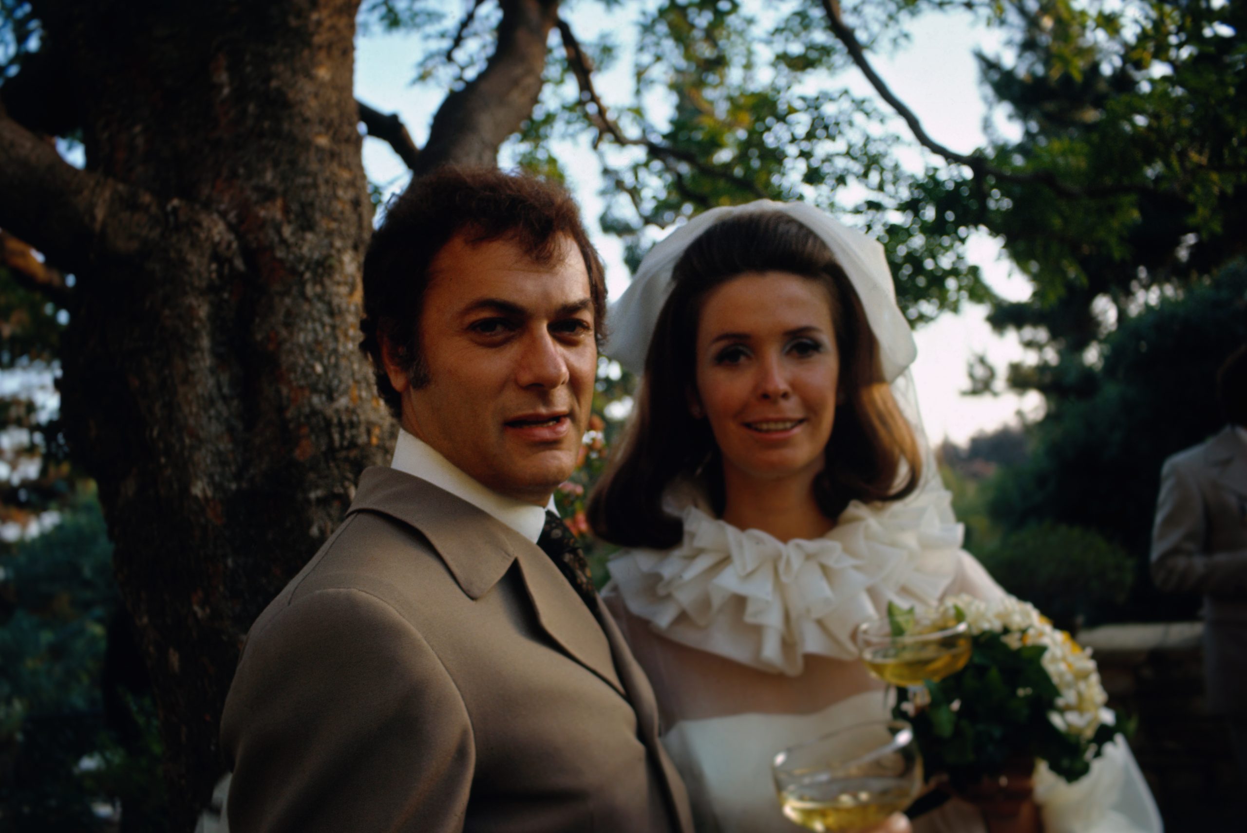 Tony Curtis és menyasszonya, Leslie Allen