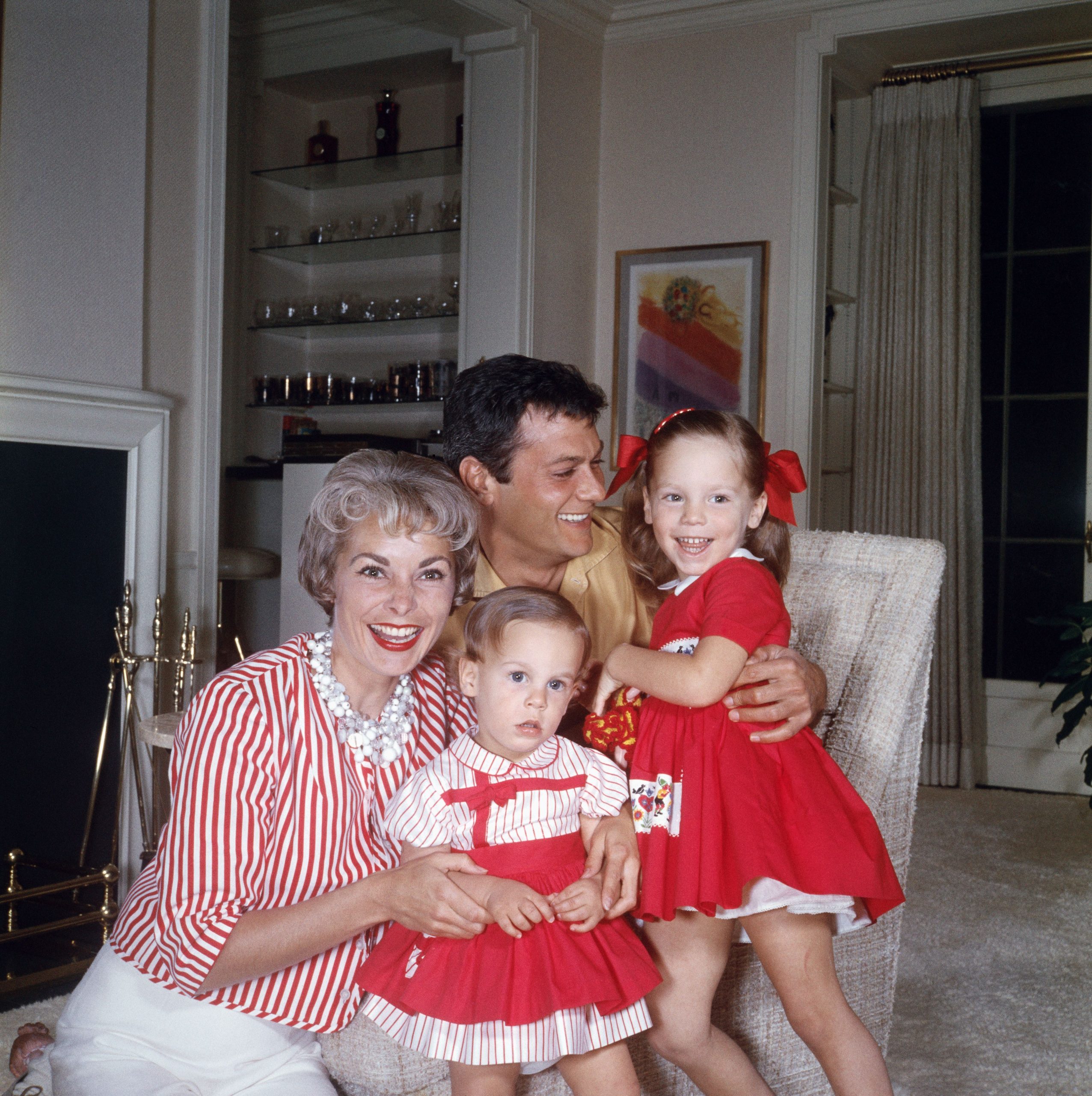 Tony Curtis és első felesége, Janet Leigh, illetve lányaik, Kelly Curtis és Jamie Lee Curtis